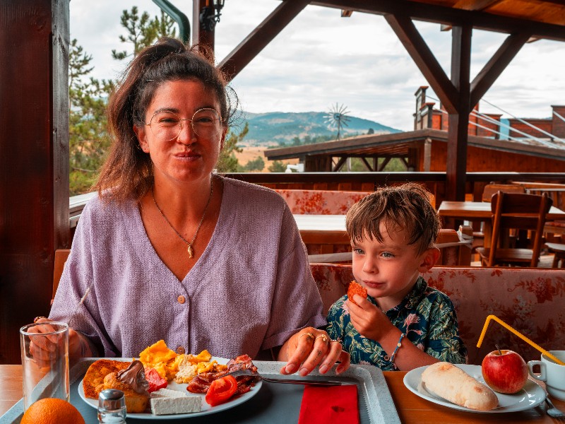 Lekker eten, in Servië krijg je veel lokale gerechten, maar ook genoeg kindvriendelijke opties