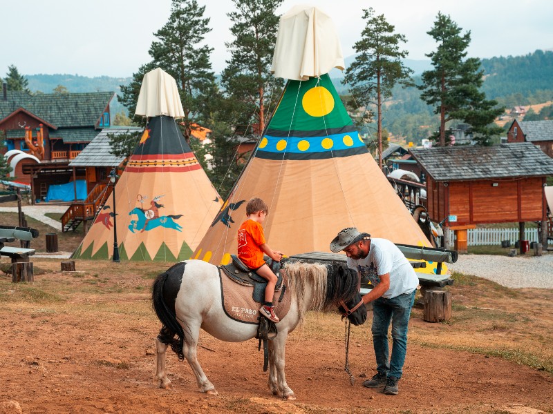 Ponyrijden in het Western Park El Paso in Servië, tijdens een actieve rondreis over de Balkan