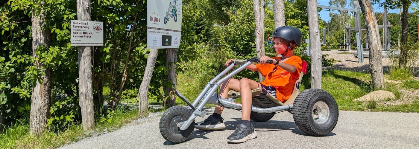 Quinn op de skelter in het tIkuna Erlebnispark in de Donauregio, Opper-Oostenrijk