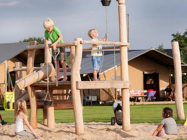 Kinderen spelen in de speeltuin voor de FarmCamps tenten