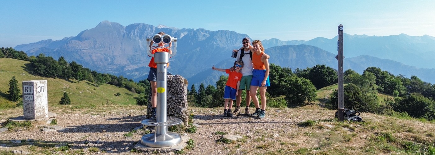 Elisabeth en haar gezin tijdens een wandeling vanuit de Soca Vallei, hier op de berg Kolovrat in Slovenië