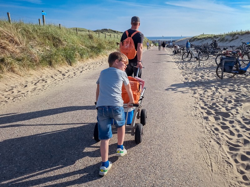 Met de bolderkar de duinen over