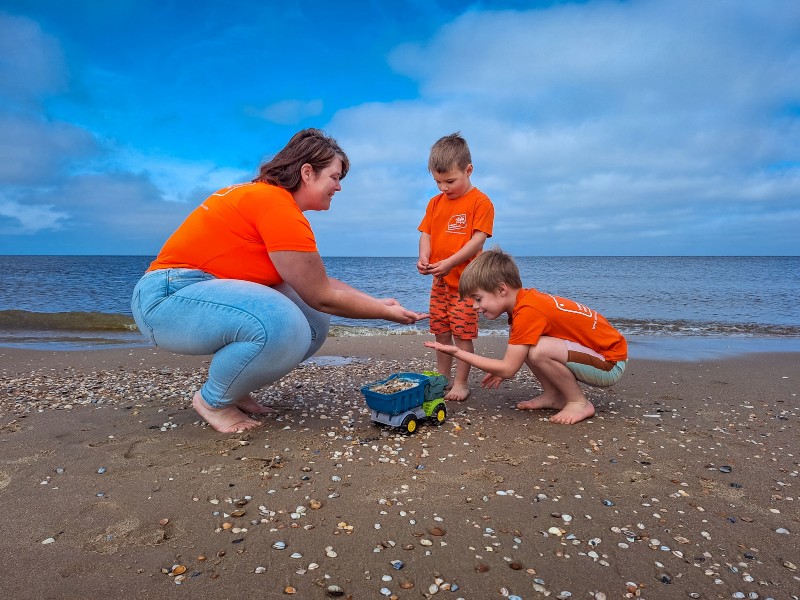 samen schelpen zoeken