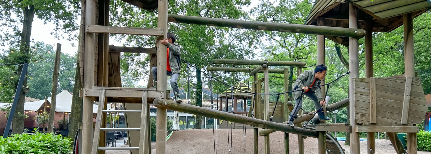 De zoons van Soraya klimmen in de speeltuin van Summio Heihaas