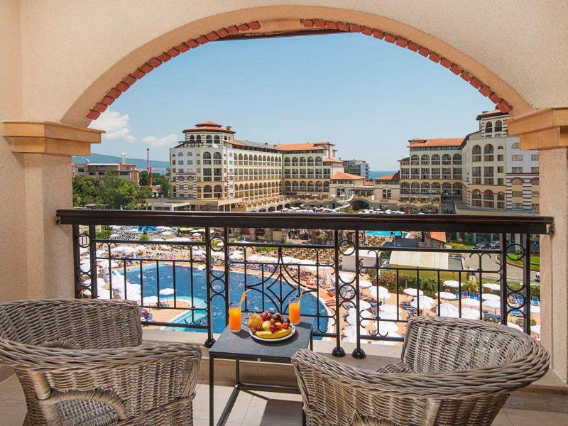 Uitzicht vanaf het balkon op een van de zwembaden met gave glijbanen, Hotel Melia Sunny Beach in Bulgarije