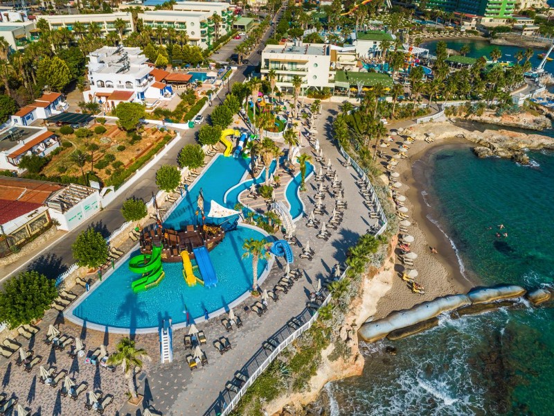 Het Starbeach hotel aan de kust van Kreta