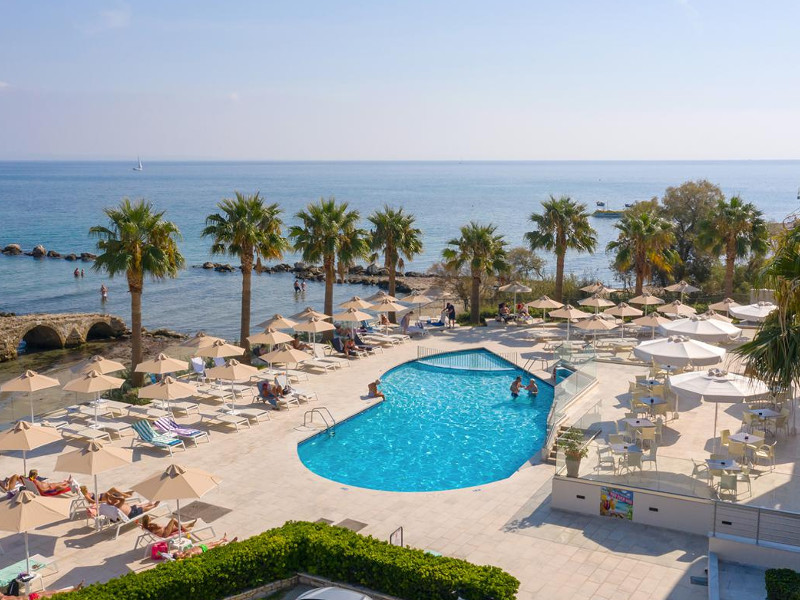 Het zwembad aan zee bij Xenos Kamara Beach op Zakynthos