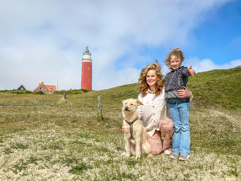 Elisabeth en haar dochter bij de vuurtoren van Texel