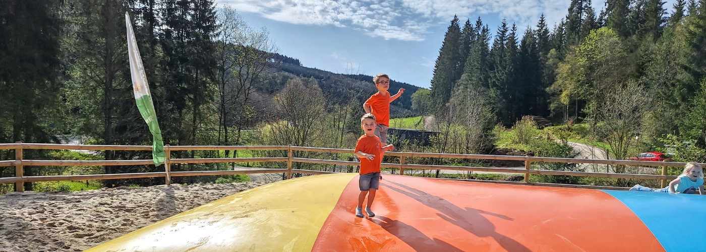 De kinderen van Conchita hebben plezier tijdens hun vakantie in Duitsland bij vakantiepark Upland Parcs in het Sauerland