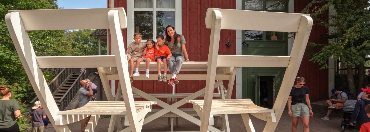 Lisette en haar kinderen tijdens hun vakantie in Vimmerby, Zweden. Hier op een reuzentafel in het Astrid Lindgren park, waar je de wereld van Pippi Langkous binnen stapt