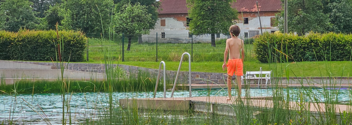 De zoon van kim bij het Naturerlebnisbad in Gallspach, een van de zeven dorpjes in de vakantieregio Vitalwelt