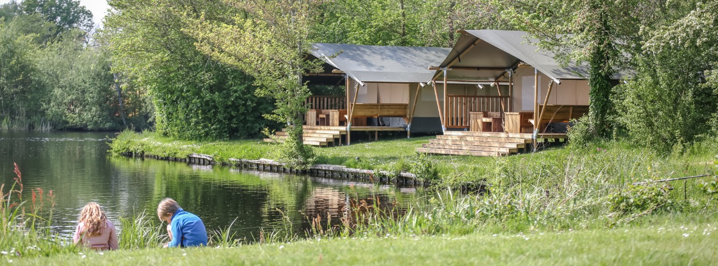 Vodatent safaritenten aan het water bij de Friese camping De Kleine Wielen