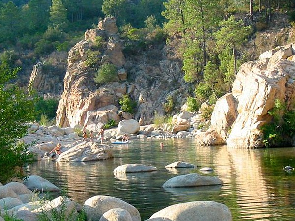 De rivier bij camping Sole di Sari