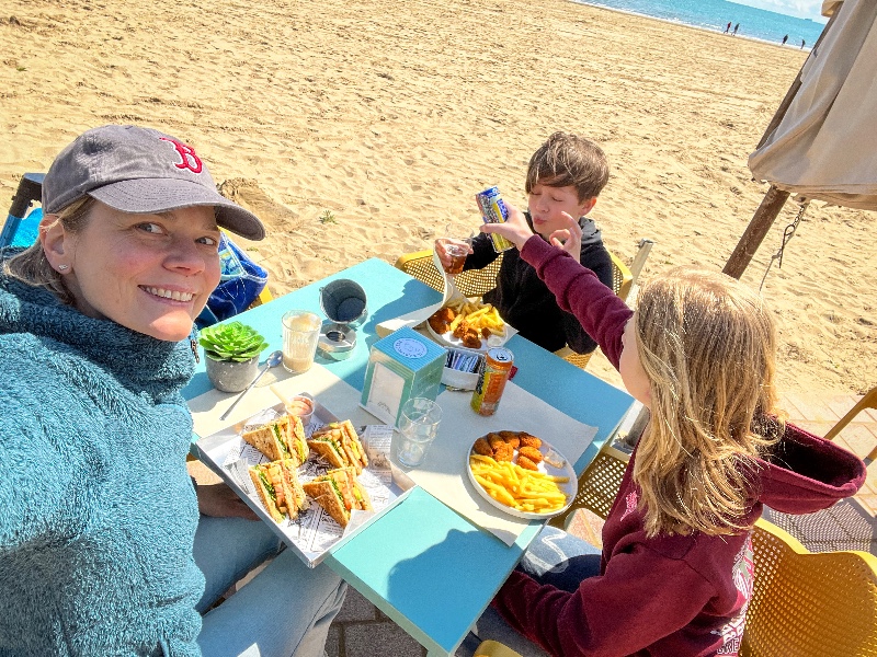 Je kan bij Union Lido heerlijk eten op strand