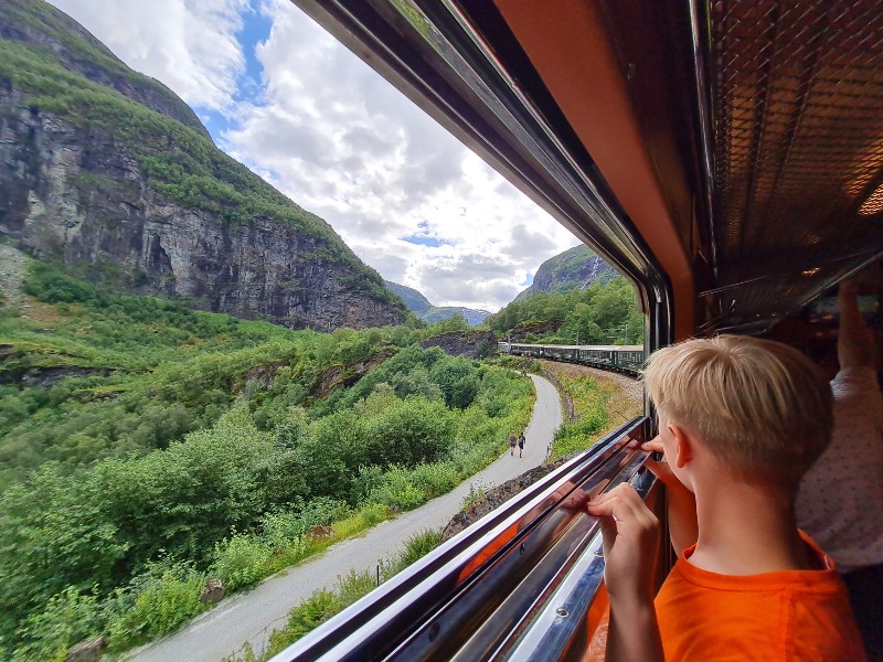 Flåmsbana, wat een geweldige treinrit is dat. Met hele mooie uitzichten