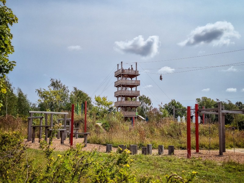 De zipline van Fyns Sommerland gaat rond over het hele park