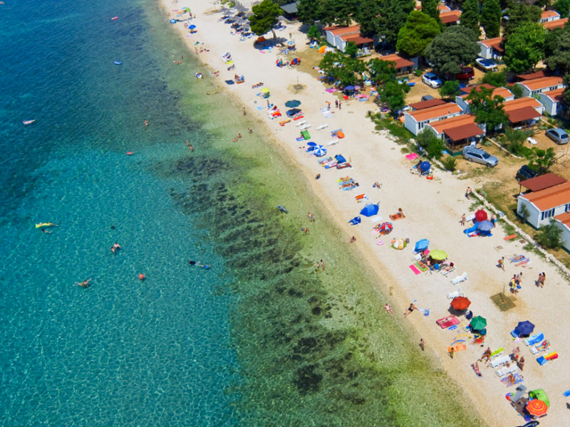 Strand aan camping Strasko