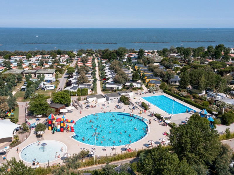 Uitzicht op de kindvriendelijke camping Vigna Sul Mar aan zee, Adriatische kust, Italië