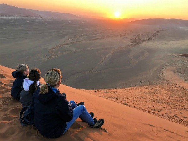 Met de kinderen op een zandduin in Namibië