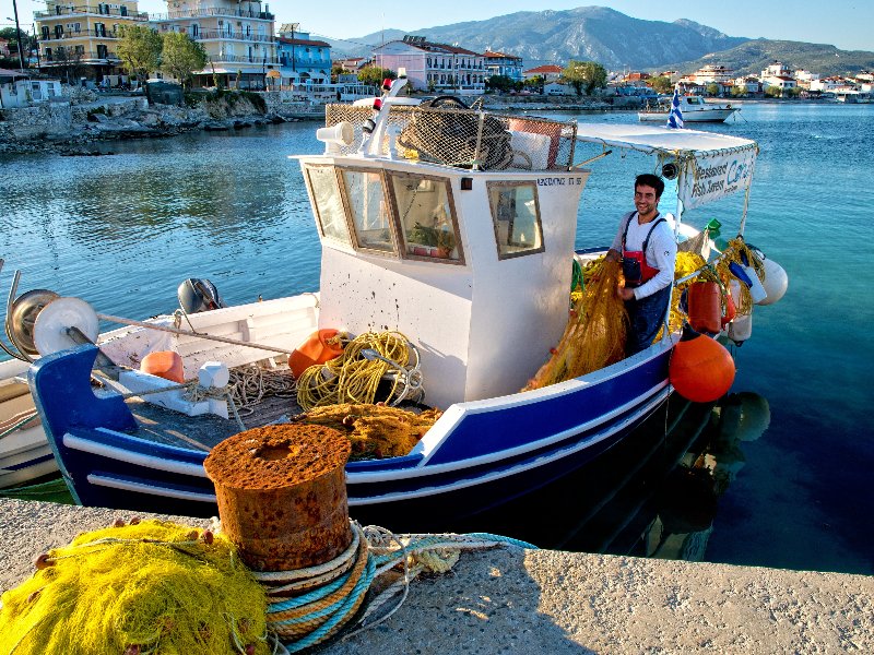 Vissersboot in haven op Samos