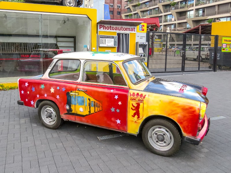 Kleurrijk Trabantje, de bekende Oost Duitse auto, in Berlijn