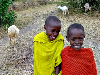 Ontmoeting met kleine geitenhoeders in Afrika