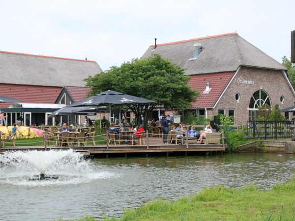 Goed weer om op het terras te eten bij 't Binnenhof