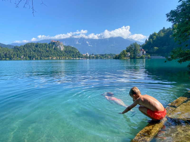 Lekker duiken en zwemmen in het azuurblauwe water van het meer van Bled in Slovenië