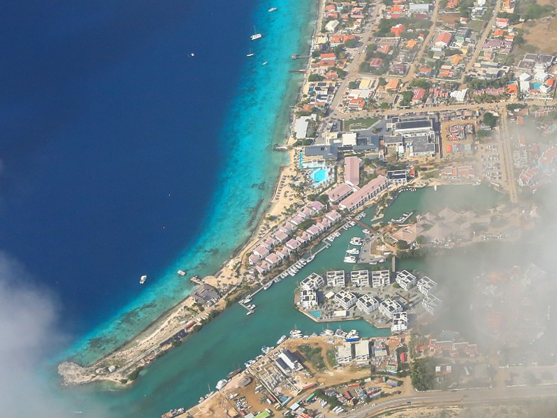 Plaza van bovenaf bezien op Bonaire