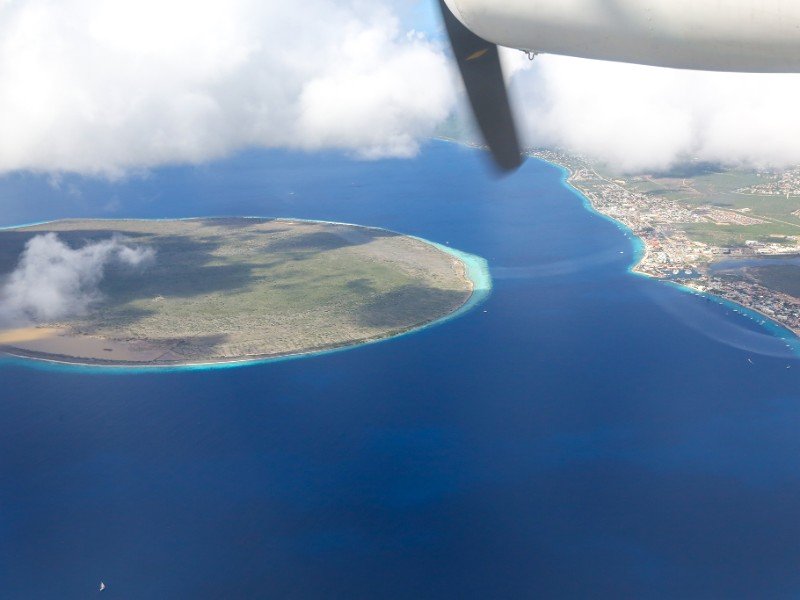 Klein Bonaire vanuit de lucht gezien, op een paar kilometter afstand van Bonaire