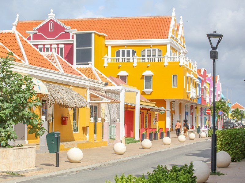 De grote winkelstraat in Kralendijk, Bonaire