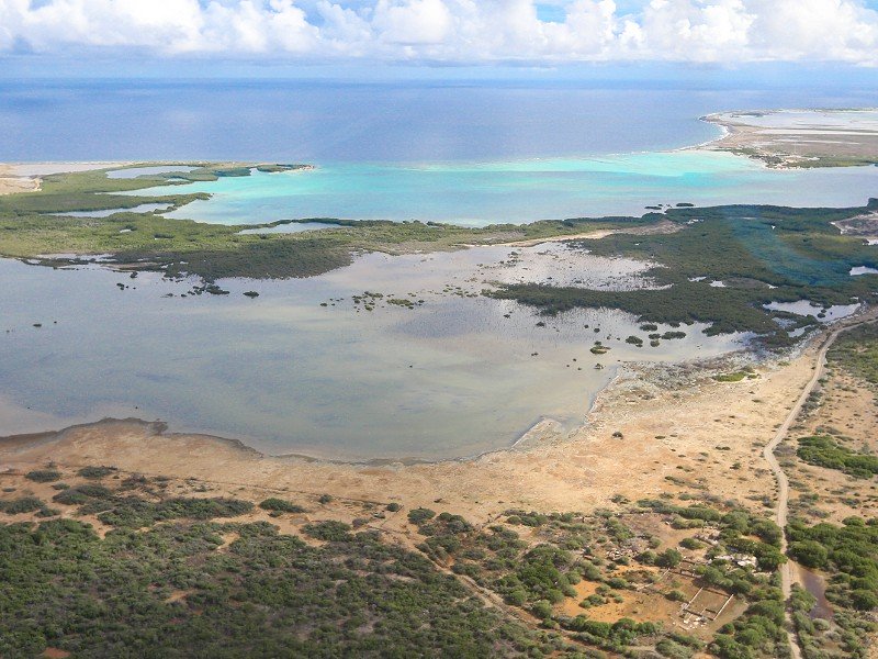 Lac Bay van bovenaf gezien, tijdens een vlucht met de Divi Divi van Bonaire naar Curacao