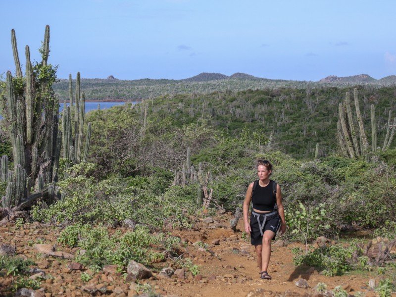 Elisabeth tijdens een hike met Sanne van Ontdek Bonaire, hier in het Noorden met het Gotomeer op de achtergrond