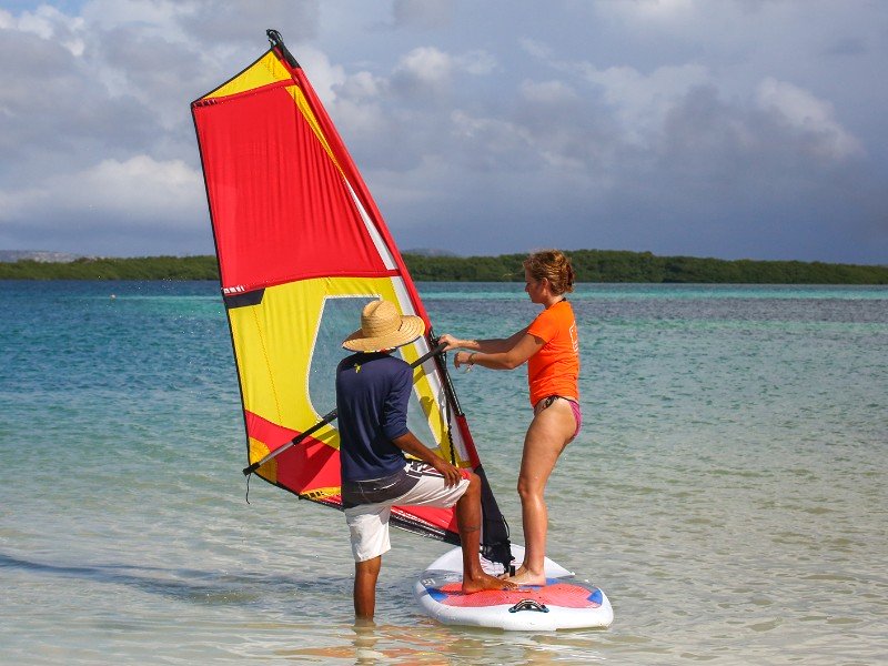 Elisabeth tijdens een windsurfles bij Frans Paradise op Bonaire, Sorobon Beach, Lac Bay