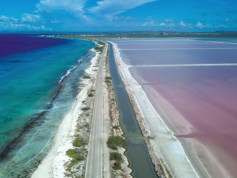 De Caribische zee aan de ene kant en de roze-kleurige zoutpannen van het tPekelmeer aan de anderen kant