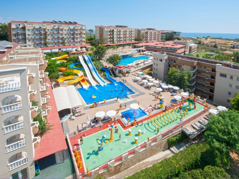 Uitzicht over het zwembad en spraypark bij hotel CLub Paradiso in Alanya voor grote gezinnen.