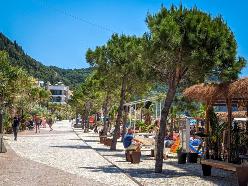 De mooie boulevard van Dhermi Beach