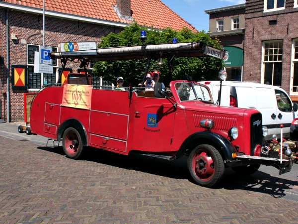 Een rondrit met een historische brandweerwagen