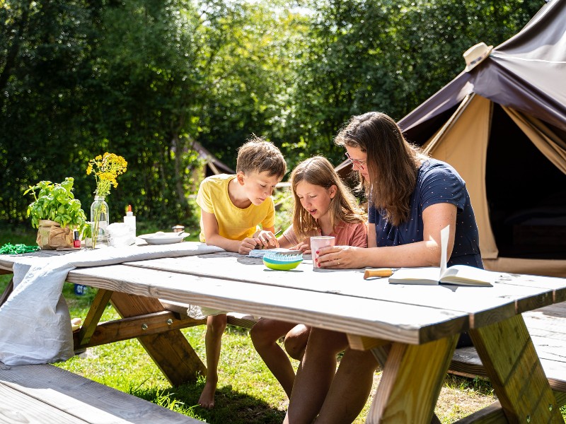 Gezin bij een glampingtent op Breebronne in Noord Limburg