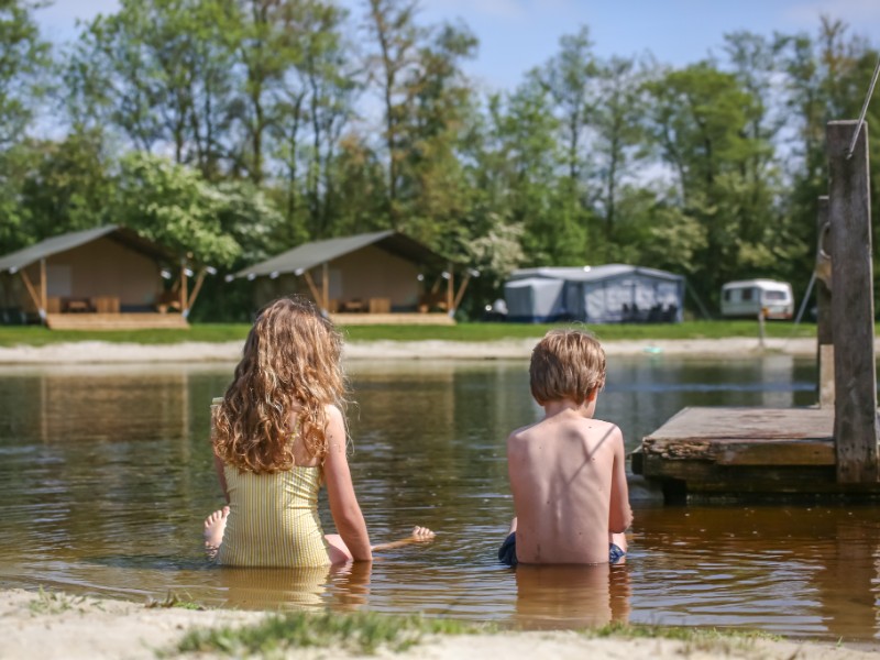 De kinderen van Elisabeth tijdens een weekendje weg in Friesland