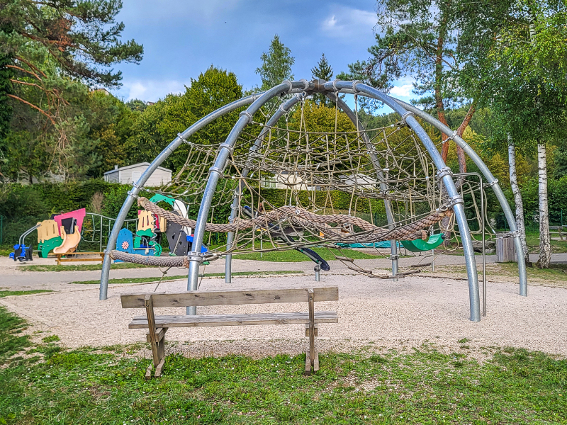 Een speeltuintje op de kindvriendelijke camping le Fayolan in de Franse Jura