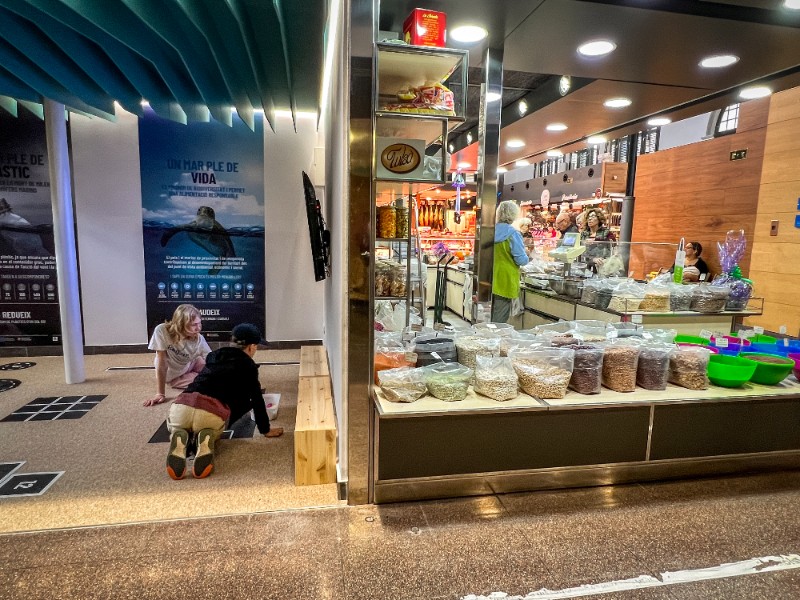 spelen bij de overdekte markt