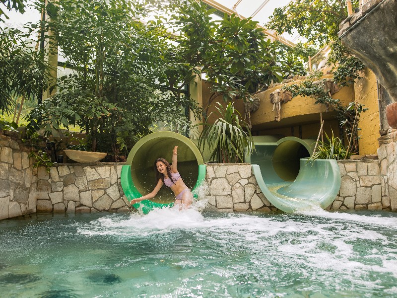 Kind komt uit de glijbaan op Center Parcs de Eemhof