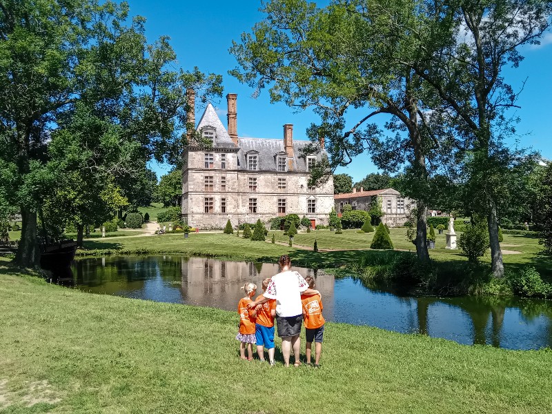 Emma en haar kinderen bij het kasteel van pretpark Château des Avonturiers