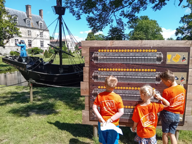 De kinderen tijdens de start van de piratenspeurtocht bij Château des Avonturiers in Frankrijk