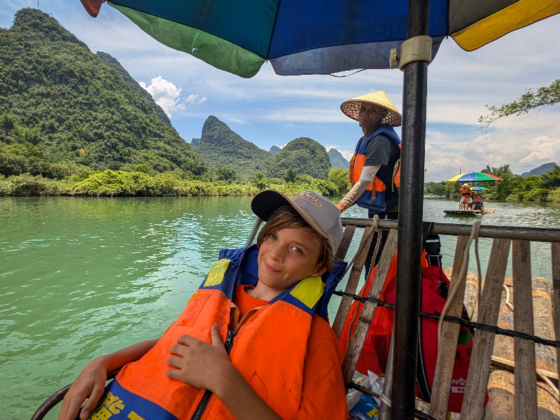 Op het bamboovlot in Yangshuo