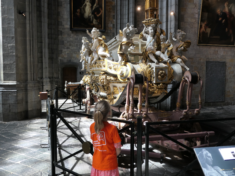 Je kan de Sainte Waudru ook van binnen bekijken