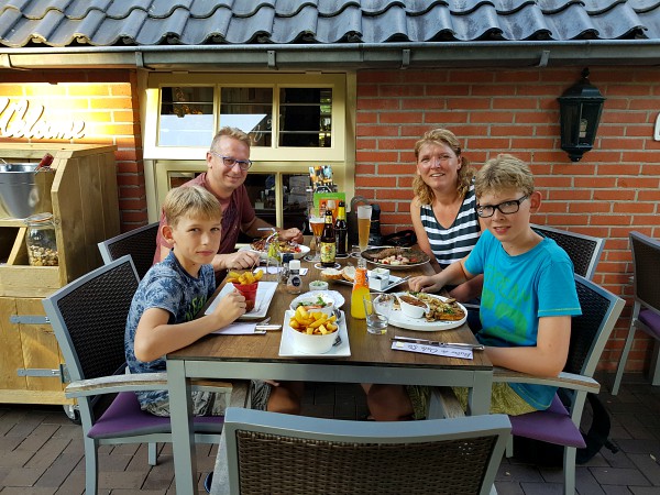 Genieten van ons hoofdgerecht op het terras van de Oale Ste