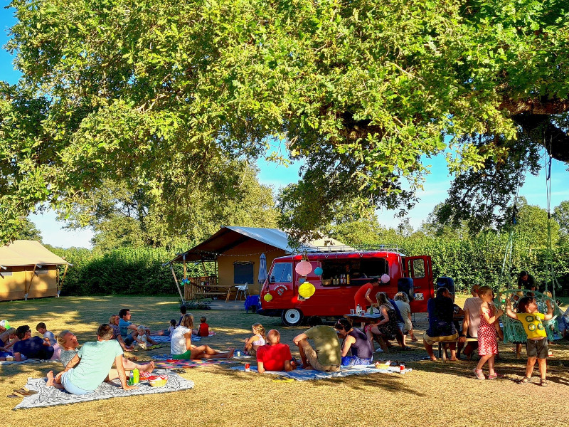 Gezellige picknick bij de foodtruck