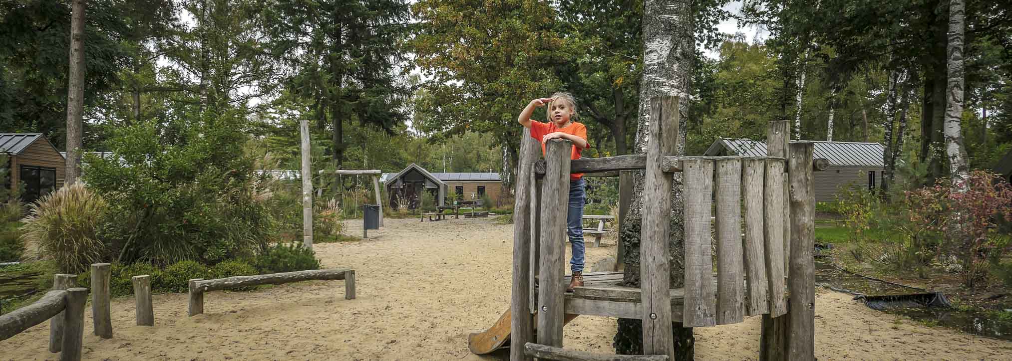 Lekker spelen in de speeltuin van EuroParcs Hooge Veluwe